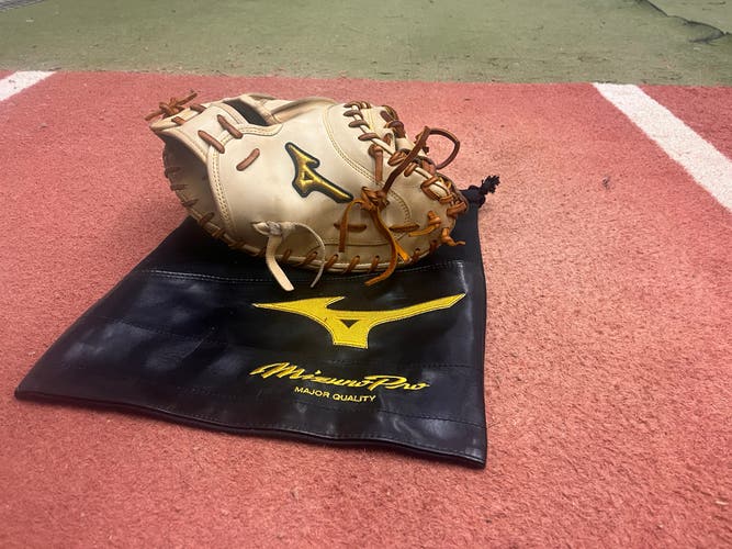 Mizuno 33.5" Catcher's Glove