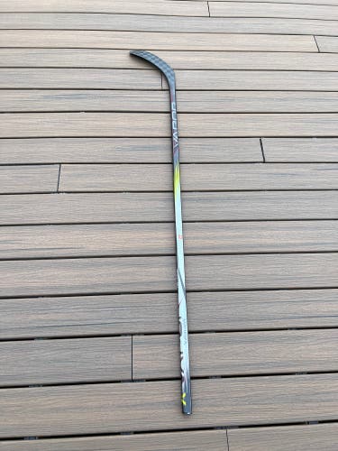 Senior Right Handed P28  Vapor Hyperlite 2 Hockey Stick
