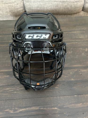 Used (Like New) Medium CCM Tacks 910 Helmet
