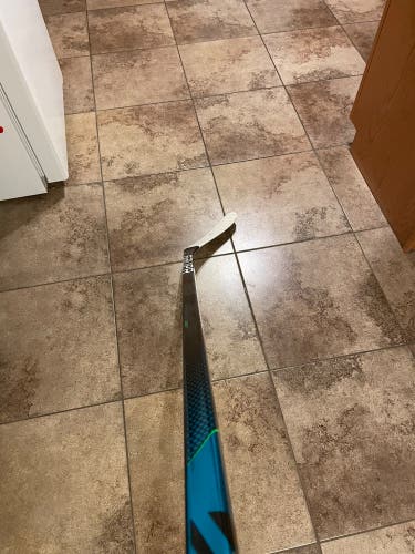 Used Right Handed P28 Nexus Geo Hockey Stick