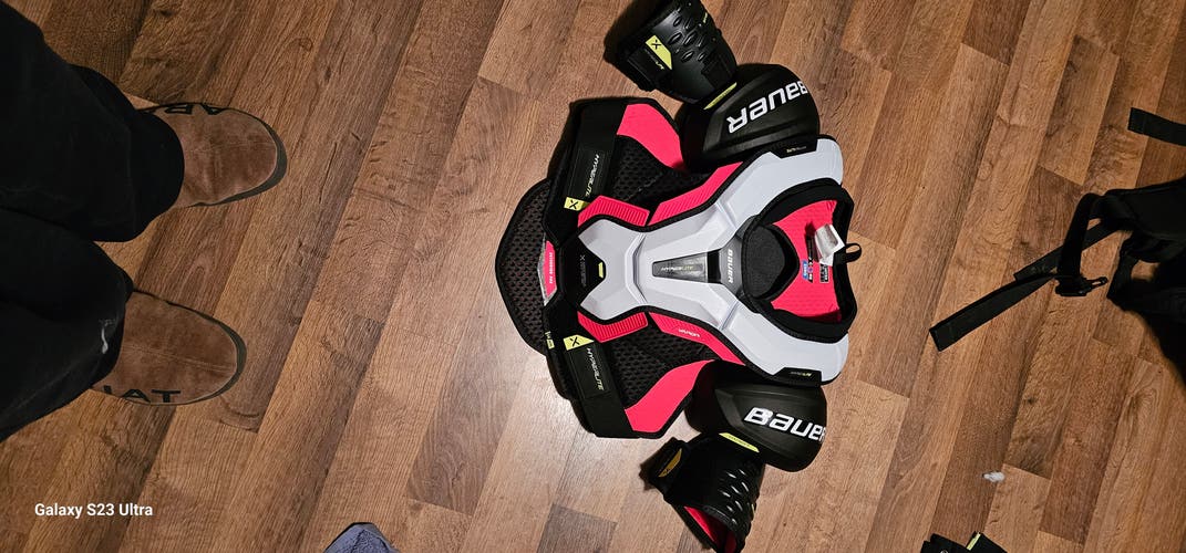 New Medium Bauer Vapor Hyperlite Shoulder Pads