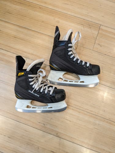Used Junior Bauer Supreme 140 Hockey Skates Regular Width Size 2