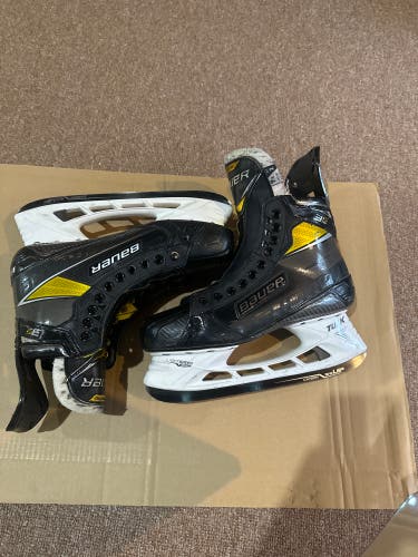 Senior Bauer Regular Width  9.5 Supreme 3S Hockey Skates