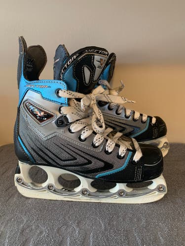 Intermediate CCM Size 4 Vector 10.0 Hockey Skates With T-Blades