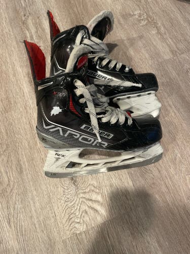 Intermediate Bauer Regular Width Size 5.5 Vapor X3.7 Hockey Skates