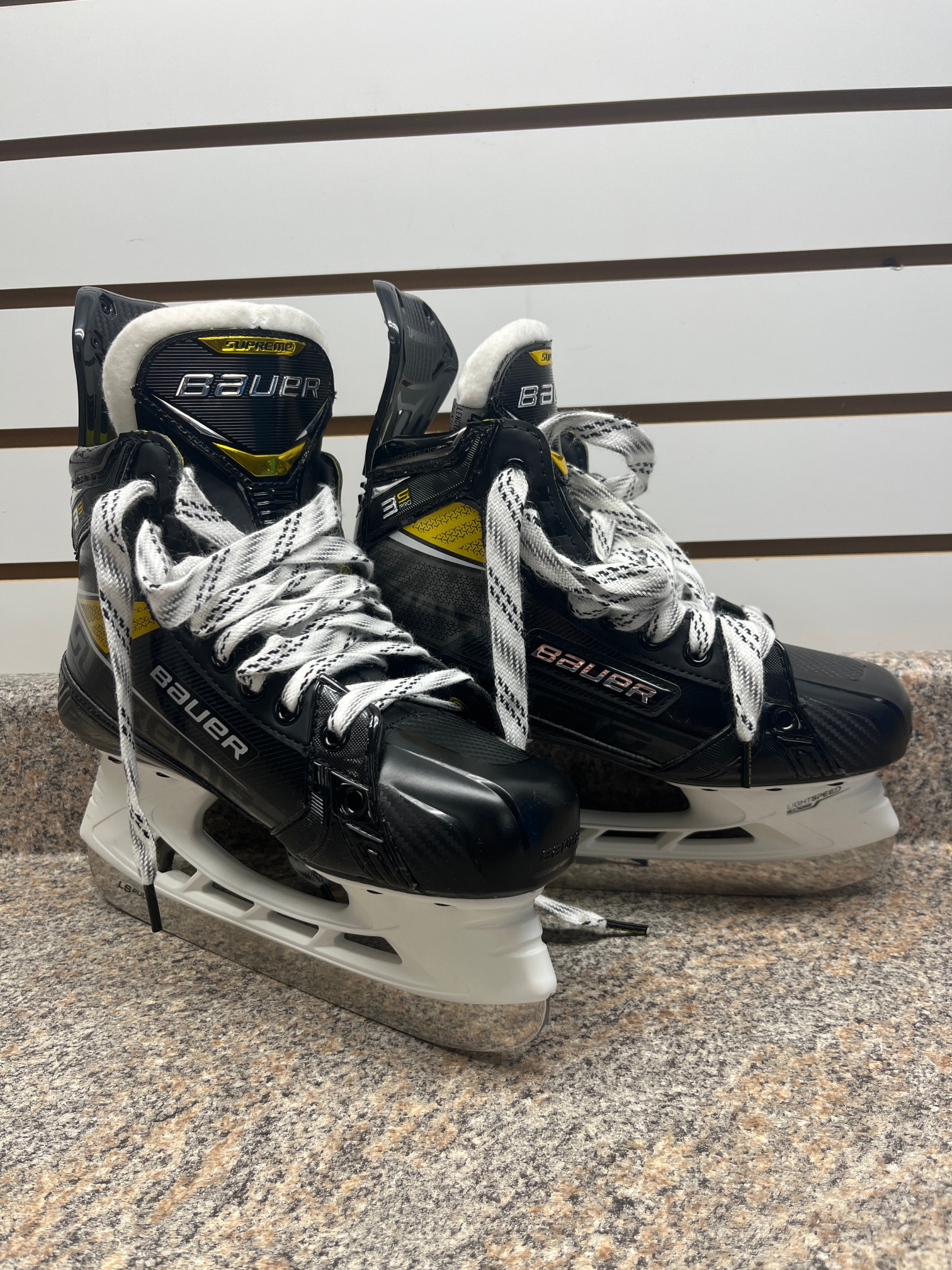 New Bauer Supreme 3S Pro Hockey Skates Size 4.5 Fit 1