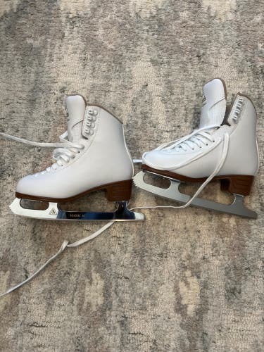 Used Jackson Ultima  Adult 4 Mystique Figure Skates
