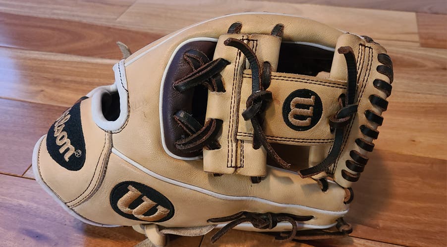 Wilson A2000 Baseball Infield Glove 11.5" Pro Stock *Like New Condition / FREE BASEBALL**