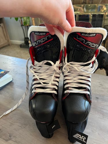 Intermediate Used Bauer Vapor X2.7 Hockey Skates Regular Width 6.5