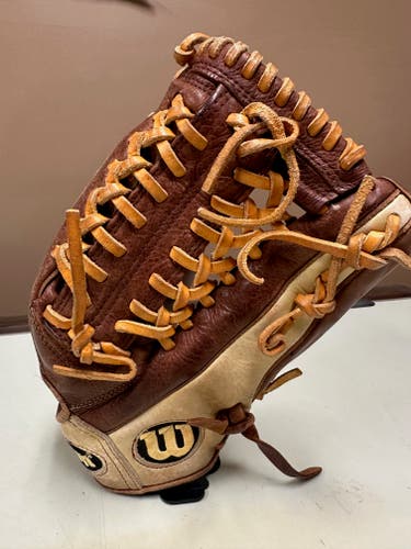 Wilson A1500 12.5" RHT Softball or Baseball Outfield Glove