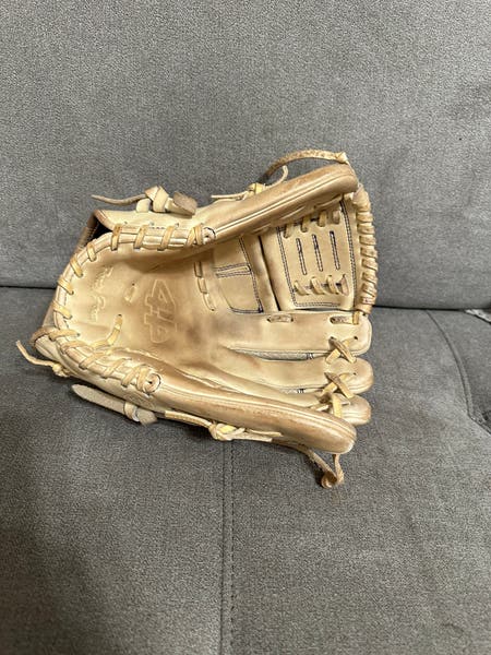 LAで購入。ロディオドライブで購入。クリスタル 44 Pro Pitcher's 11.75