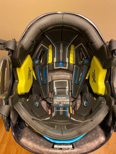 New Small Bauer  Re-Akt 200 Helmet