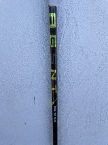 Used Intermediate Bauer Right Handed Ag5nt Hockey Stick P28