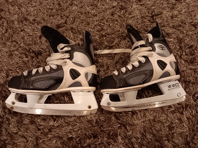 Used Junior CCM ProLite Hockey Skates Size 3.5