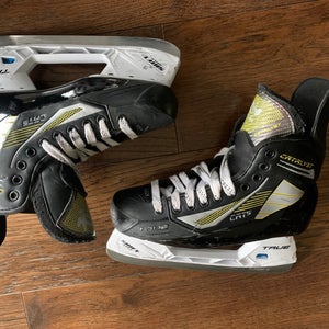 Used Senior True Catalyst 5 Senior Hockey Skates Hockey Skates Regular Width 8