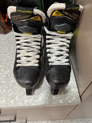 Junior Bauer Extra Wide Width  Size 4 Supreme 2S Pro Hockey Skates