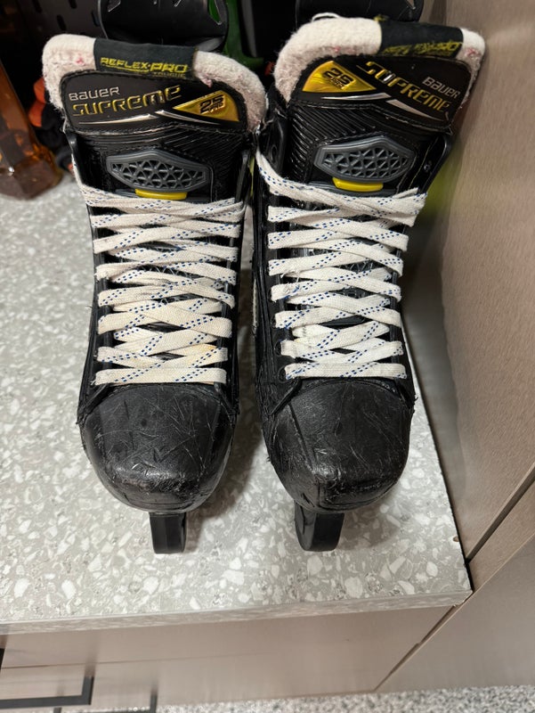 Junior Bauer Extra Wide Width  Size 4 Supreme 2S Pro Hockey Skates