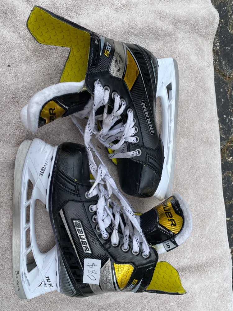 Intermediate Bauer Regular Width  Size 5 Supreme S37 Hockey Skates