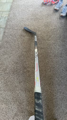 Intermediate Left Hand P28  Vapor Hyperlite Hockey Stick