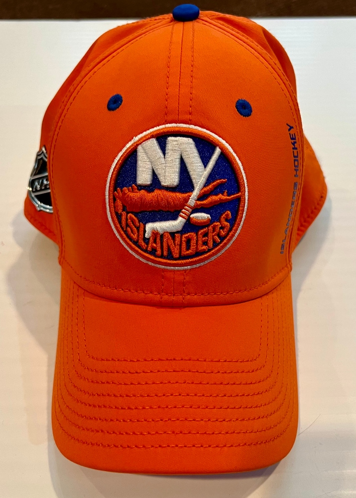 NWOT New York Islanders Fanatics brand NHL Logo Authentic Pro FLEX Hat (M/L)