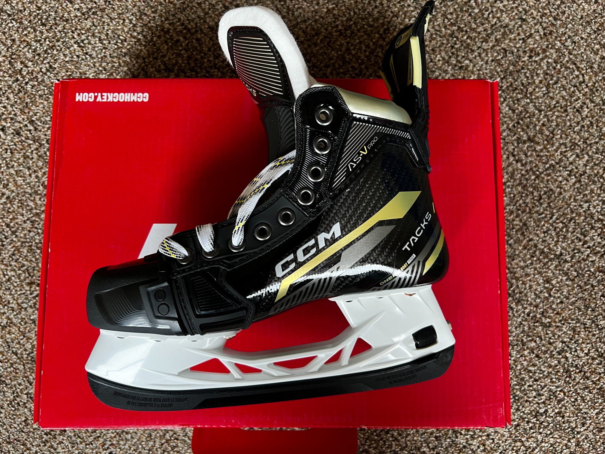 Intermediate New CCM AS-V Pro Hockey Skates Regular Width Size 5.5