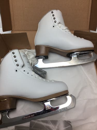Jackson Freestyle Ladies Size 4 Wide Figure Skate