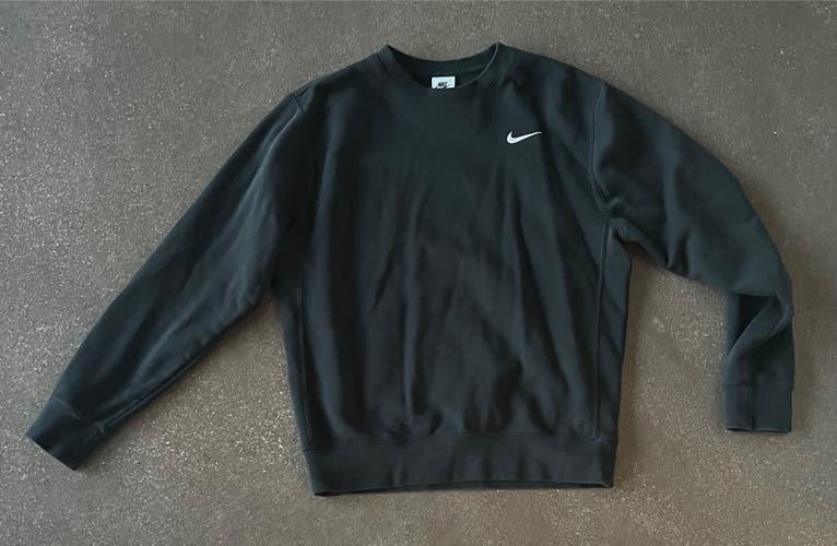Used Nike Men’s Size Small Crew Neck (In Great Condition)