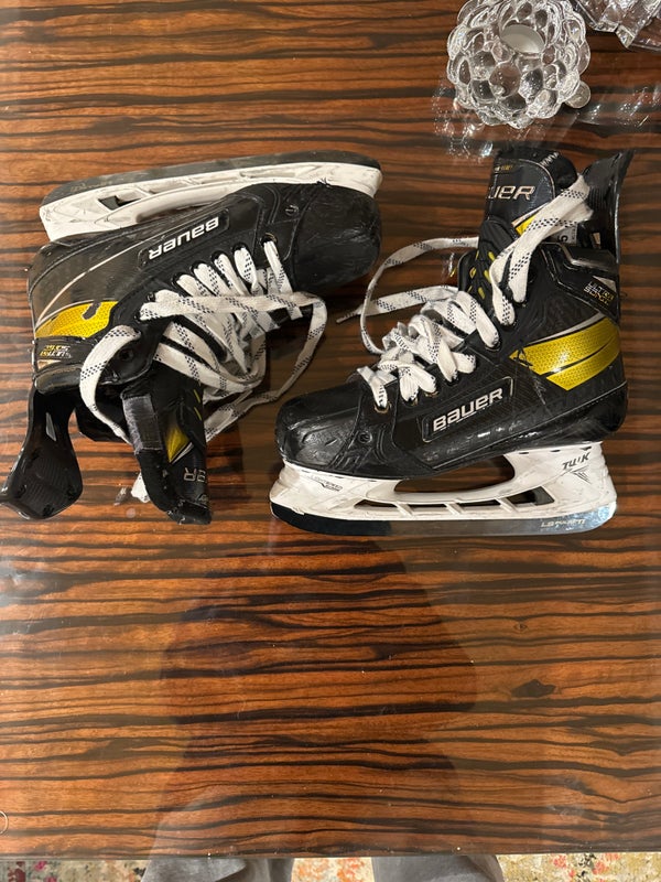 Used Bauer Regular Width Size 5 Supreme UltraSonic Hockey Skates