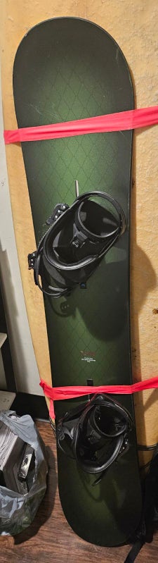 Used Men's Burton Blossom Camber 155 Snowboard Freestyle With Bindings