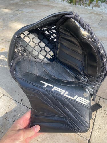 Used True Regular L12.2 black hockey glove