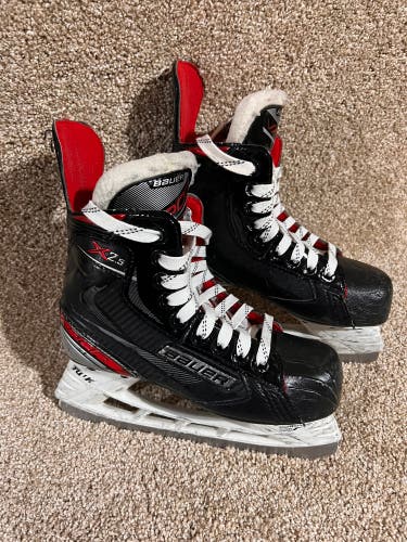Junior Bauer Regular Width  Size 2 Vapor X2.5 Hockey Skates