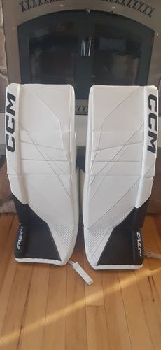 New 33" CCM Eflex 6.9 Goalie Leg Pads