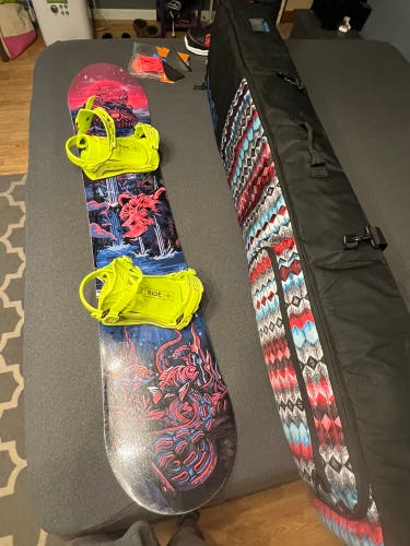 Gilson Snowboard, Bindings & Travel Bag