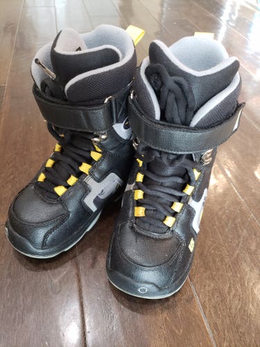 Kid's Burton Freestyle Snowboard Boots Unisex Junior 03 actually fits Junior 01