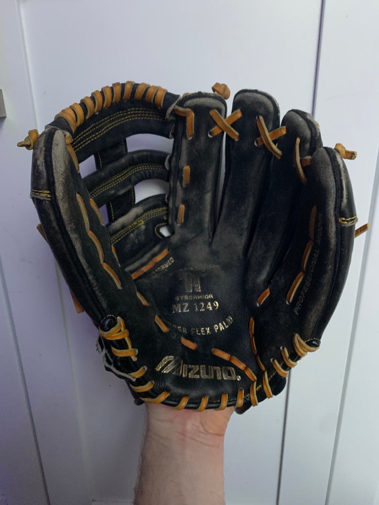 Right Hand Throw 12.5" Professional Model Mizuno MZ1249 Baseball Glove