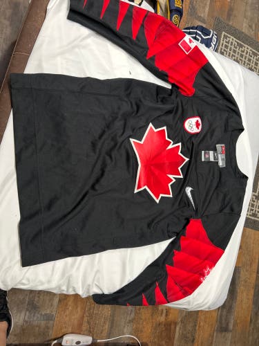 Nike Team Canada Olympic Jersey Men’s Small