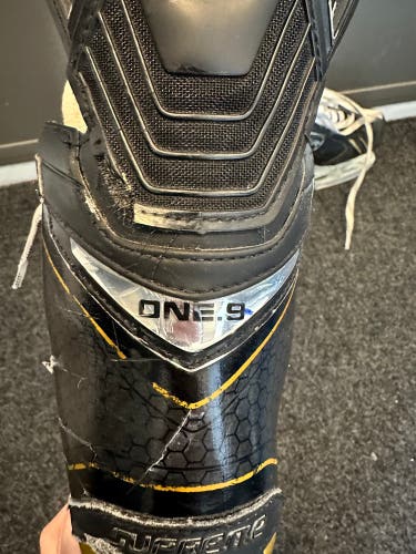 Senior Bauer Wide Width  7.5 Supreme One.9 Hockey Skates