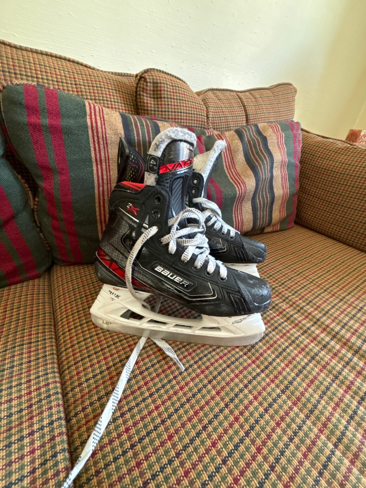 Intermediate Bauer Regular Width Size 4.5 Vapor 2X Hockey Skates