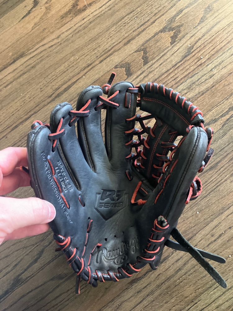 Left Hand Throw 11.5" R9 Baseball Glove