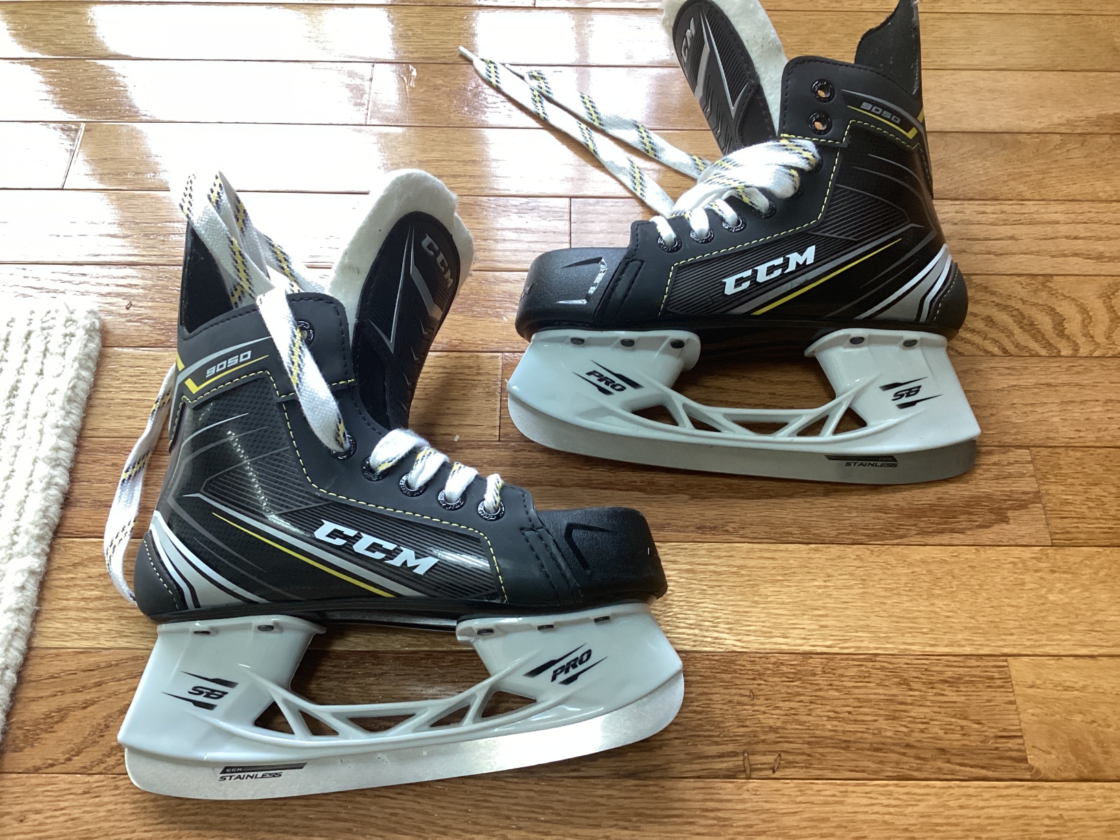 Junior Used CCM Tacks 9050 Hockey Skates Regular Width Skate Size 2