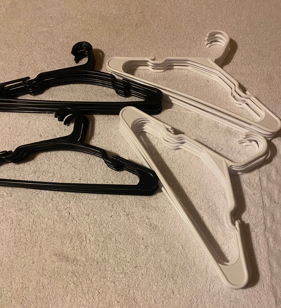 30 Plastic Clothes Hangers Black: 15 and White: 15