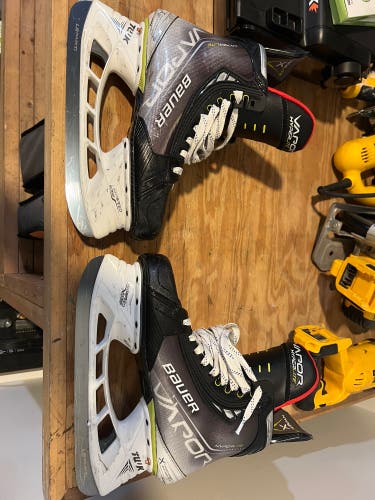 Used Bauer Regular Width  8 Vapor Hyperlite Hockey Skates