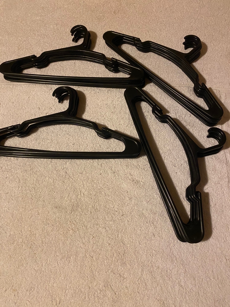 30 Plastic Clothes Hangers Black: 30