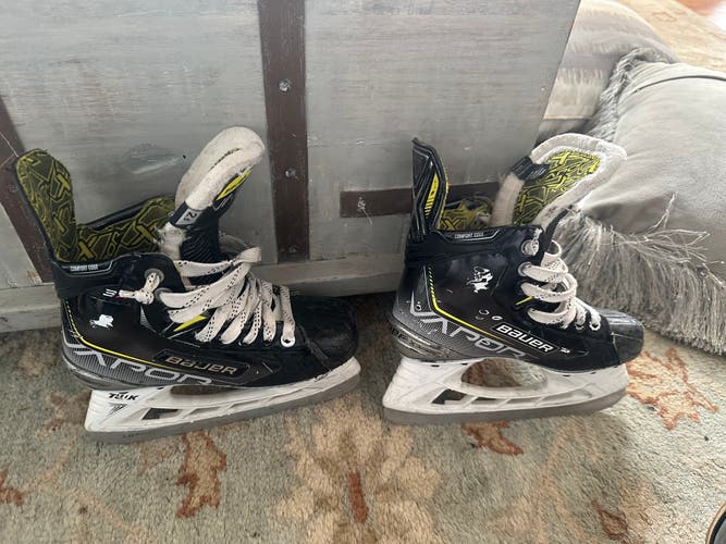 Junior Bauer Regular Width  Size 2.5 Vapor X3 Hockey Skates