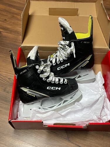Junior CCM Regular Width Size 2 AS-560 Hockey Skates