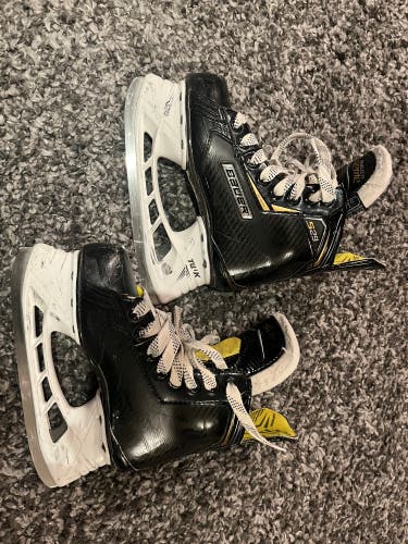 Junior Bauer Regular Width Size 1 Supreme S29 Hockey Skates