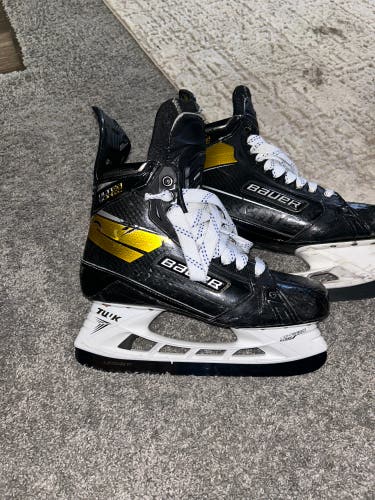 Used Bauer Regular Width   9.5 Supreme UltraSonic Hockey Skates