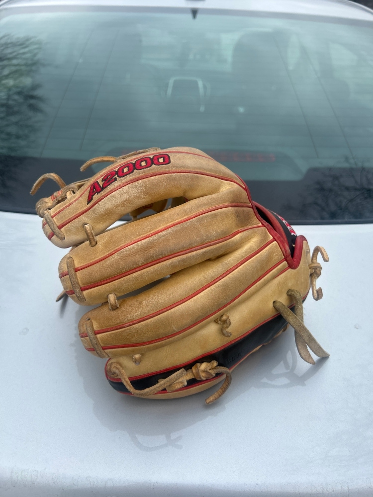 2022 Right Hand Throw 11.5" A2000 Baseball Glove