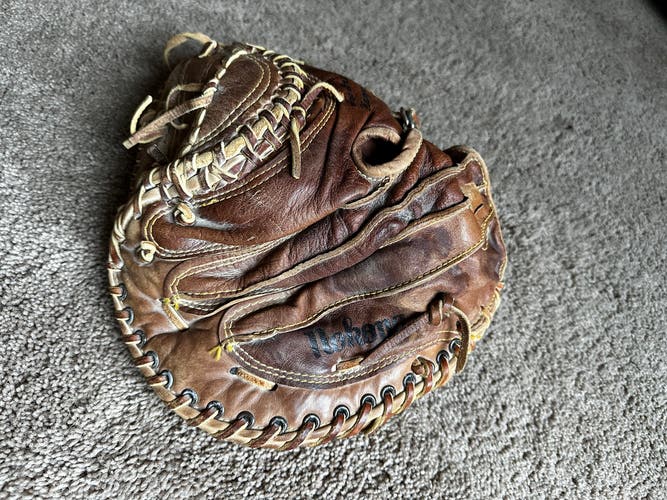 Nokona CM225k Catchers Mitt RH Throw