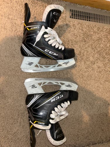 Used CCM Regular Width 6 Tacks 9050 Hockey Skates